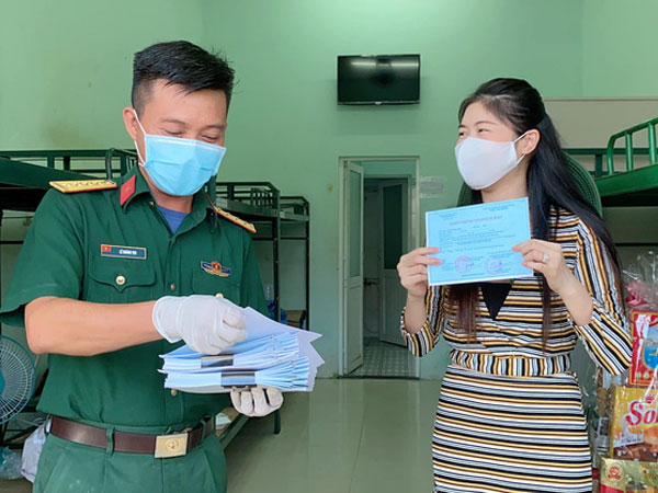 Bà xã Đăng Khôi đã hoàn thành 14 ngày cách ly tập trung, trước khi ra về vẫn không quên có hành động đẹp với các y bác sĩ