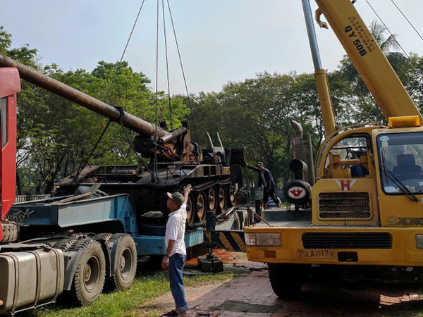 Xem siêu cần cẩu nhấc bổng xe tăng, máy bay chiến đấu ở Huế