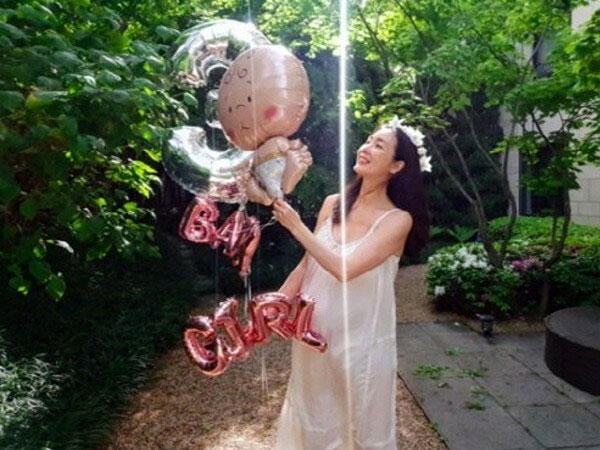 Mỹ nhân 'Bản tình ca mùa đông' Choi Ji Woo: Từ cuộc tình lặng thinh vô vọng với Song Seung Hun cho tới niềm hạnh phúc tròn đầy ở tuổi 44