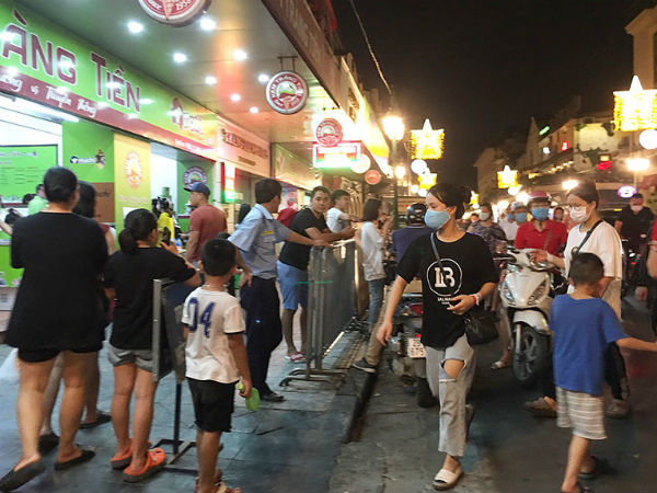 Hà Nội lâu rồi mới thấy, chen chân đứng ăn kem, ngồi kín vỉa hè trà chanh