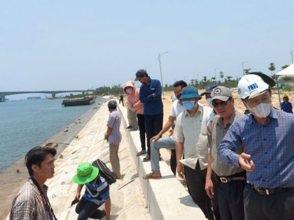 Nạn nhân sống sót trong vụ lật ghe: 'Tôi vật lộn khoảng 15 phút giữa sông thì được cứu'