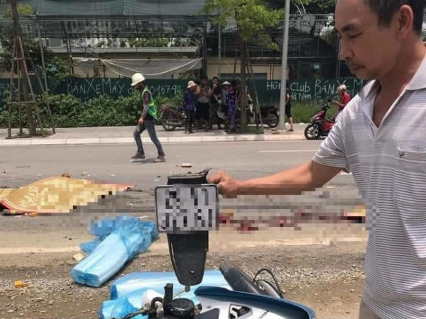Hà Nội: Va chạm với xe tải, hai mẹ con bán xôi bị tông tử vong tại chỗ