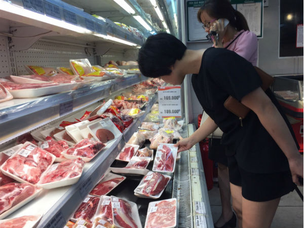 Giá thịt lợn trong nước cao, người nội trợ chuyển hướng dùng hàng ngoại nhập