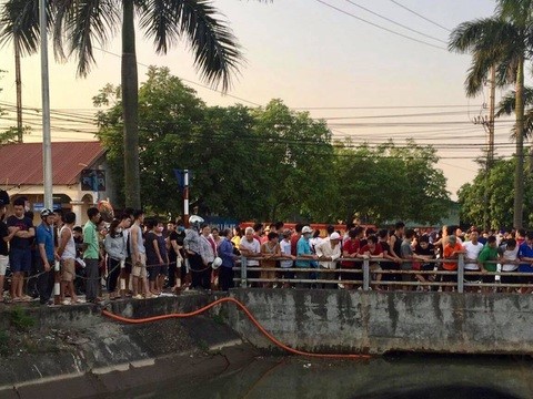 Hai bác cháu đuối nước thương tâm trong lúc đi bơi do bị dòng nước cuốn vào gầm cầu