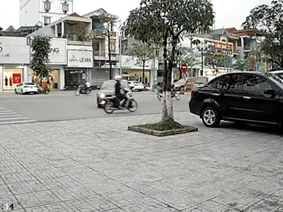 Video: Xe ô tô mất lái húc văng xe máy, tông đổ cây trên vỉa hè khiến nhiều người hốt hoảng