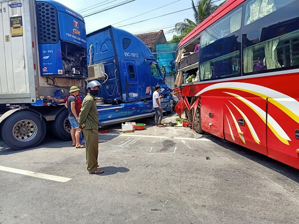 Xe khách và container tông nhau, cụ bà đứng đợi xe buýt bên đường tử vong