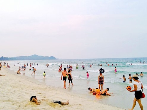 Đi tắm biển, 2 cháu bé ở Hà Nội bị đuối nước ở biển Quan Lạn