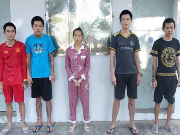 Khởi tố 5 kẻ bán nhang đèn 'chặt chém', đánh du khách tại Miếu Bà Chúa Xứ Núi Sam