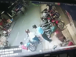Mẹ khiến con ngã ra đường vì cái chân chống và cú đâm đầy đau đớn