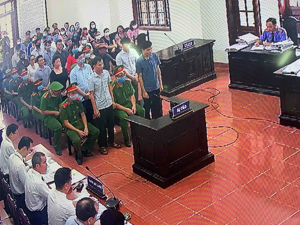 Những hình ảnh đầu tiên trong phiên xét xử gian lận thi cử tại Hòa Bình