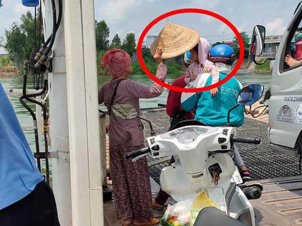 Giữa trưa nắng chói chang, cô bé bán vé số cởi nón rồi làm một hành động khiến dân tình rưng rưng xúc động