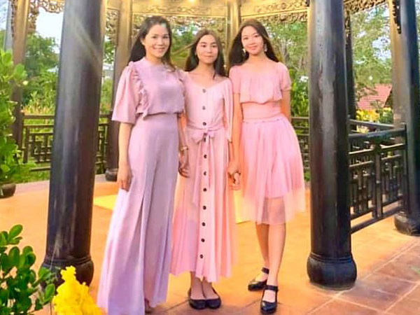 2 công chúa nhỏ nhà Quyền Linh thướt tha khoe dáng bên mẹ, cả 2 đều sở hữu đôi chân dài miên man khiến ai cũng trầm trồ