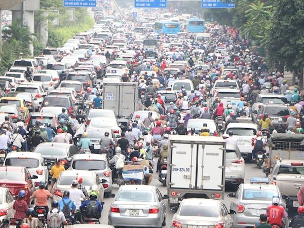 ‘Biển người’ tắc cứng trên đường phố Hà Nội trong ngày học sinh toàn cấp quay lại trường học