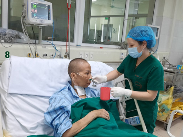 Tin COVID-19 tối 11/5: Bệnh nhân 19 từng rất nguy kịch nay tự vẫy tay, cười nói