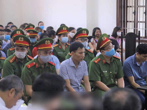 Xét xử vụ gian lận thi ở Hòa Bình: Trưởng phòng an ninh có hối lộ 500 triệu đồng?