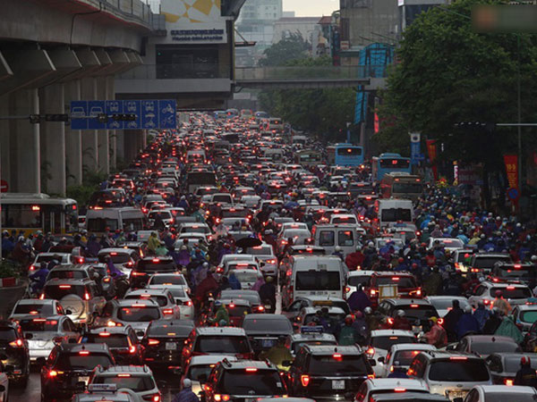 Hà Nội tắc đường hàng km sau cơn mưa lớn