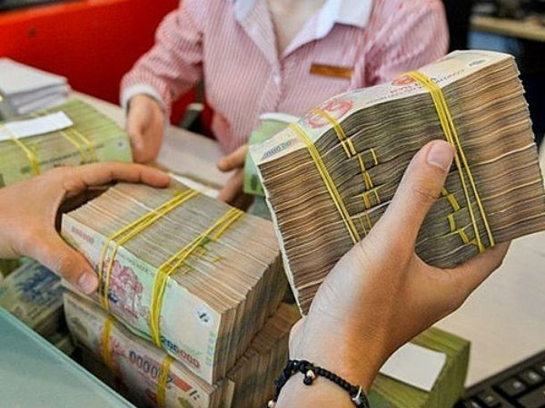 Dồn ứ dòng tiền triệu tỷ đồng, ngân hàng phải cắt bớt lãi cao