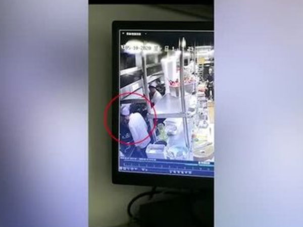 Video: Đầu bếp không đeo khẩu trang, nhổ nước bọt vào thức ăn của khách