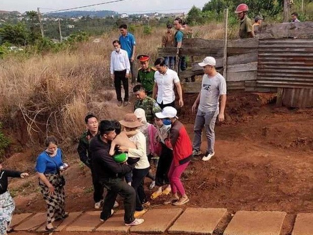 Giải cứu 2 cháu bé bị cha mẹ tâm thần nhốt trong nhà nhiều ngày