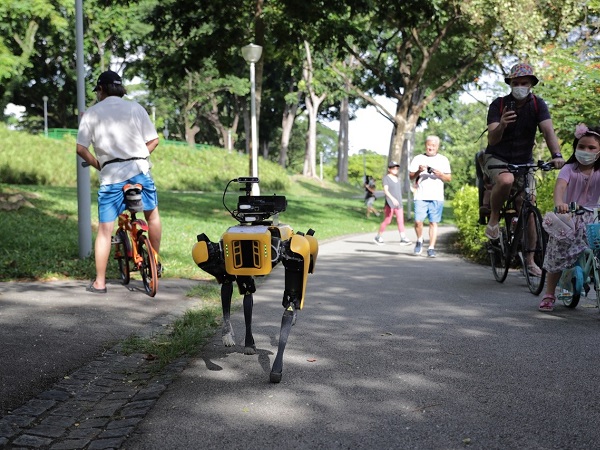 Singapore thả 'chó robot' ra công viên để nhắc nhở người dân trong mùa dịch Covid-19