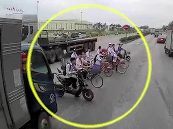 Video: Tài xế ôtô dừng xe, nhường cho nhóm học sinh băng qua đường