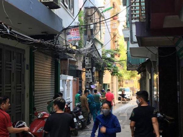 Xác minh thi thể tử vong nhiều ngày trong ngôi nhà 2 tầng tại Hà Nội