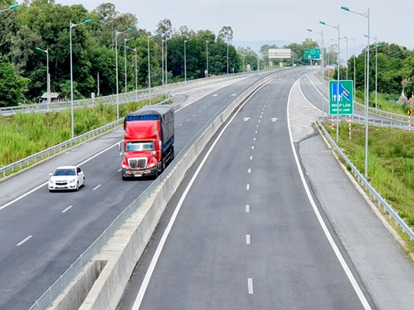 Bộ GTVT đề xuất 'thả nổi' mức phí với đường cao tốc