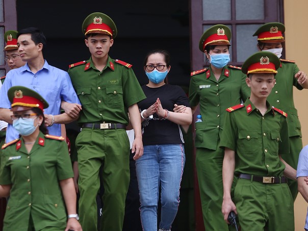 Phụ huynh bức xúc vì con 'bị nâng điểm'