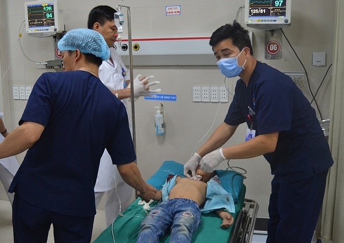 Bé trai 8 tuổi bị tôn cứa rách cổ