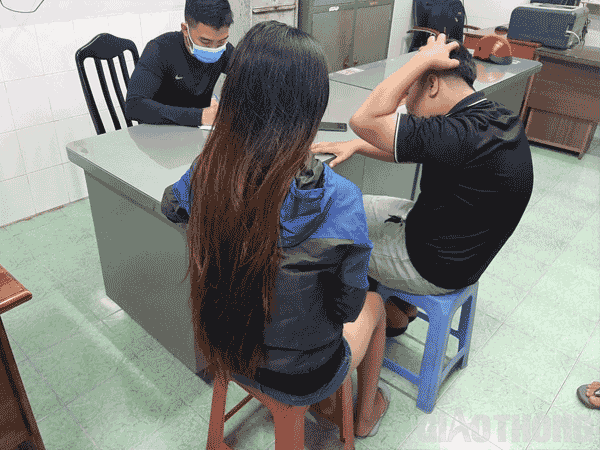 Trốn nhà đi 'đập đá' với bạn trai, cô gái mếu máo xin tha