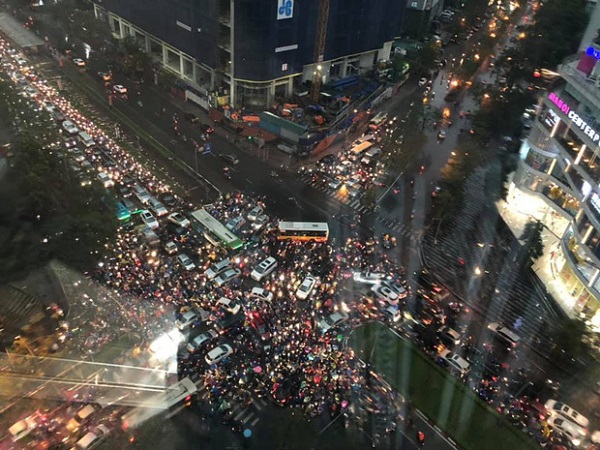 Loạt ảnh từ trên cao cho thấy đường phố Hà Nội hỗn loạn trong cơn mưa lớn vào giờ tan tầm, người dân chật vật tìm lối thoát