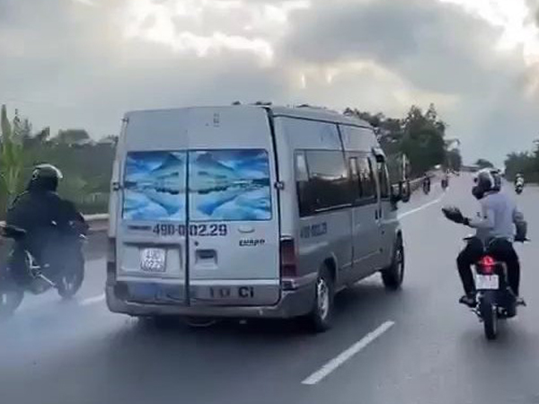 Triệu tập nhóm 'phượt thủ' tấn công xe khách trên QL20
