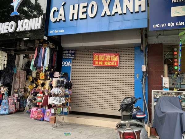 Treo biển giảm giá 'kịch sàn', người cho thuê mặt bằng ở Hà Nội vẫn ế khách