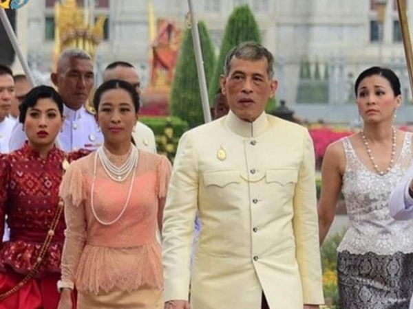 Vua Thái Lan vẫn 'mất tích' cùng 20 thê thiếp giữa đại dịch khiến nhiều người dân bức xúc