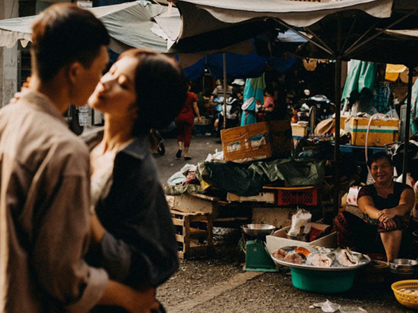 Cặp đôi chụp ảnh lãng mạn, nhưng nụ cười của cô bán cá lọt vào khung hình lại chiếm trọn 'spotlight'