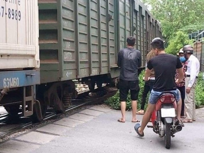 Bỏ lại xe đạp điện, người phụ nữ vừa sinh con lao vào đoàn tàu tự tử