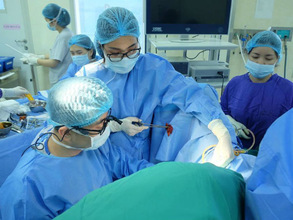 Bé gái Hà Nội 12 tuổi đau bụng dữ dội do màng trinh không thủng