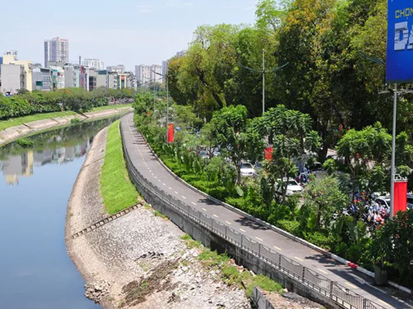 Sự thay đổi đáng kinh ngạc của tuyến đường đi bộ dọc sông Tô Lịch sau một năm đi vào hoạt động