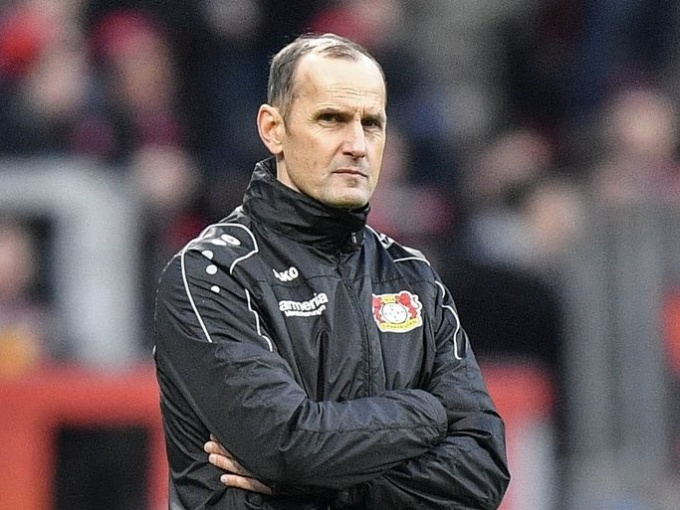 HLV giải Bundesliga bị cấm chỉ đạo vì ra ngoài mua... kem đánh răng