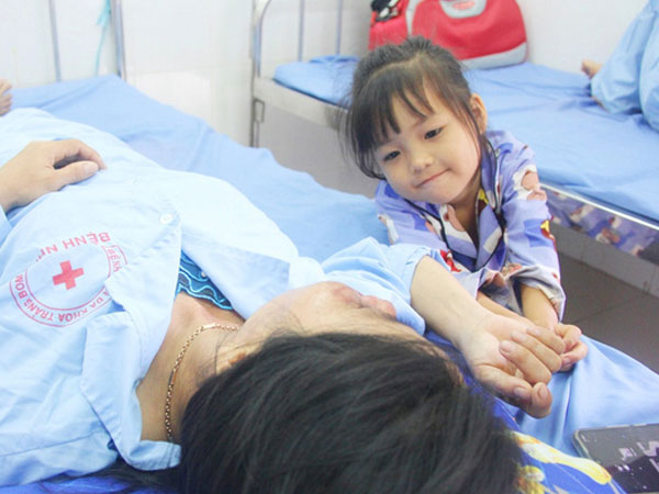 Bố mẹ bị vùi trong đống đổ nát vụ sập công trình kinh hoàng, 2 đứa trẻ bơ vơ trong bệnh viện: 'Tụi nhỏ không chịu ăn, cứ lo mẹ sẽ chết'