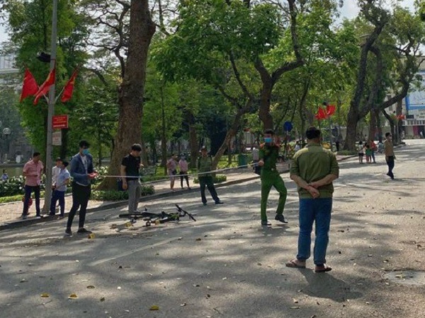 Cụ bà nguy kịch vì bị xe đạp đâm trúng trên phố Hàng Khay