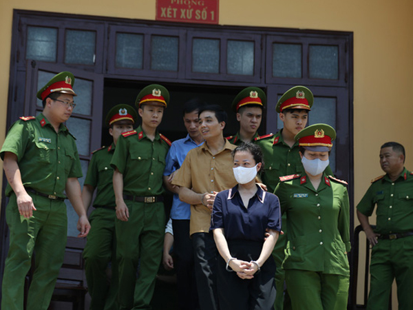 Gian lận thi cử ở Hòa Bình: Cựu giáo viên nói 'tôi nhận mình là tấm gương mờ của ngành giáo dục' rồi ngất xỉu