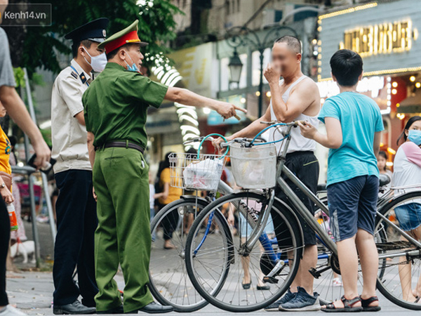 Khoảnh khắc hạnh phúc của những gia đình nhỏ trong ngày phố đi bộ Hồ Gươm hoạt động trở lại sau dịch Covid-19