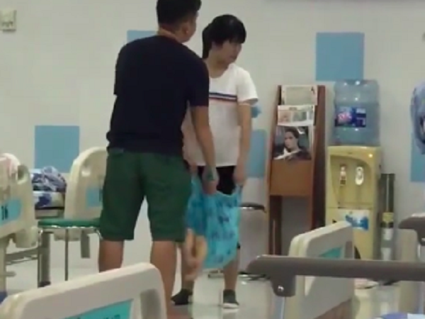 Khoảnh khắc ba mẹ dỗ dành con sau ca phẫu thuật khiến nhiều người bất giác nhận ra: Chẳng có tình yêu nào vô bờ bến như tình yêu cha mẹ dành cho con cái
