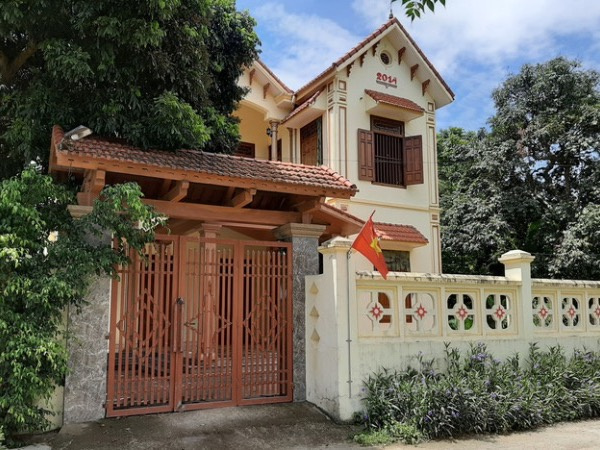 'Hộ cận nghèo' đi ôtô, ở nhà lầu!