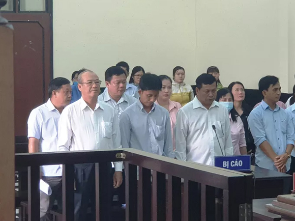 Bị cáo liên tục 'múa tay' trước chủ tọa phiên tòa