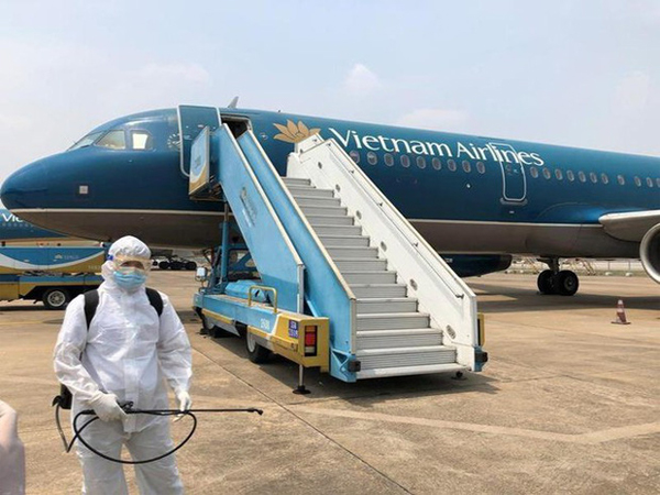 Thêm 4 ca mắc Covid-19 mới: 2 tiếp viên Vietnam Airlines và 2 người trở về từ Mỹ, được cách ly ngay sau khi nhập cảnh