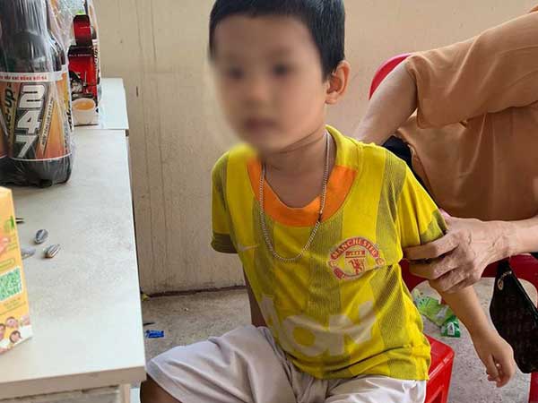 Bé trai 5 tuổi bị bố bỏ rơi kèm lời nhắn: 'Tôi nhờ tòa mang trả lại cho mẹ nó, tôi không đẻ, tôi không nuôi'