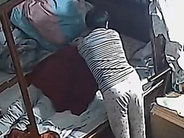 Mẹ già 83 tuổi đột ngột qua đời, gia đình xem lại camera mới phát hiện hành động của kẻ sát nhân đội lốt người giúp việc tốt bụng
