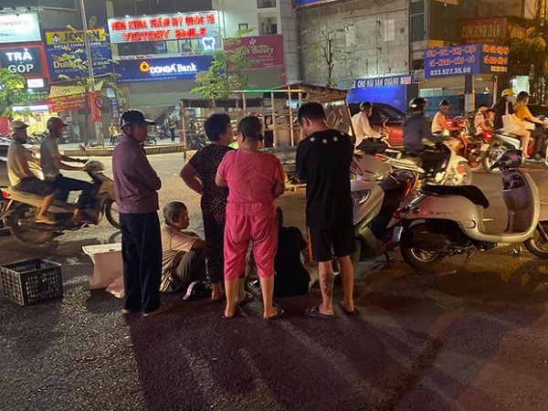 Hà Nội: Xe máy va chạm với ô tô, cháu bé 15 tháng tuổi tử vong thương tâm, người ông đi cùng bị thương vùng đầu